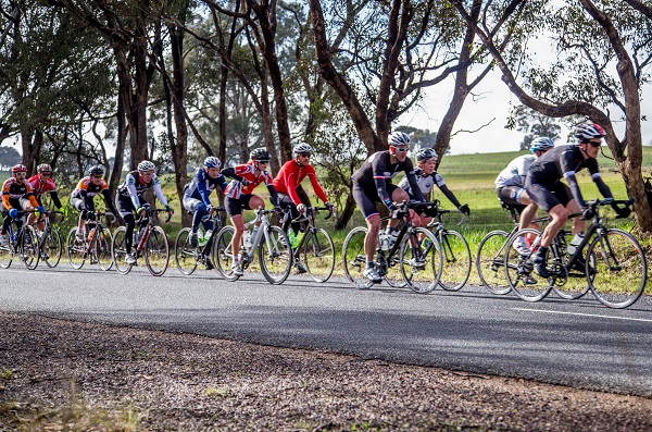 Leading the bunch on the first lap. (photo: jouptonphotography.com.au)